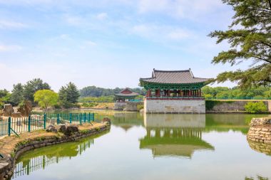 22 Haziran 2017 Donggung Sarayı ve Wolji su birikintisi içinde Gyeongju, Güney K