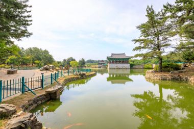 22 Haziran 2017 Donggung Sarayı ve Wolji su birikintisi içinde Gyeongju, Güney K