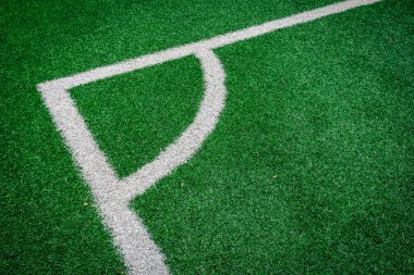 Köşesinde yeşil futbol sahası - arka plan (beyaz şerit)