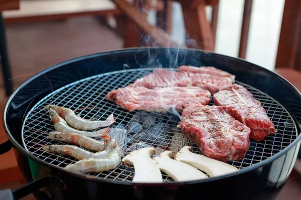 Steak de boeuf et crevettes sur le gril — Photo