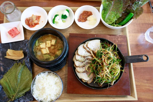 Boiled pork with salad, Bossam - Korean cuisine — Stock Photo, Image