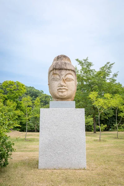 Jefe de un buddaha en el Museo Nacional de Gyeongju en Corea del Sur — Foto de Stock