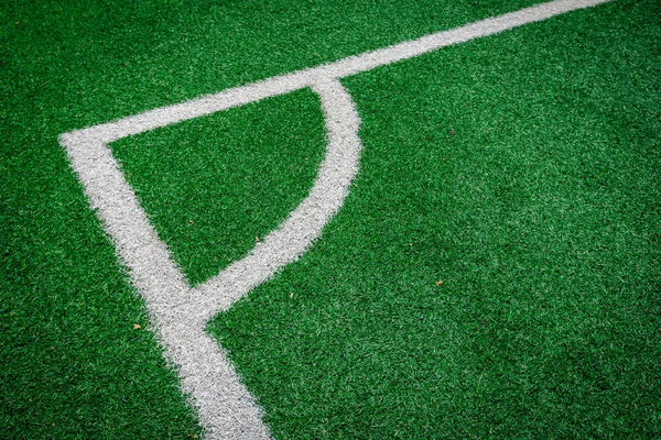 Angolo (striscia bianca) sul campo di calcio verde - sfondo — Foto Stock