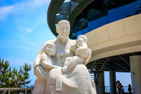 Jun 21, 2017 La estatua de la madre y los niños frente al Taejo — Foto de Stock