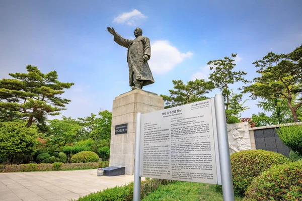 Paikbum Кім ГУ (Кім ку) статуя в споруди — стокове фото