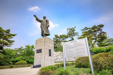 Paikbum Kim Gu (Kim Koo)'ın heykeli Namsan Park