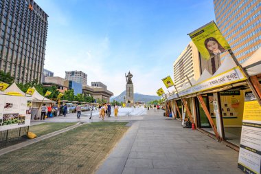 19 Haziran 2017 Gwanghwamun Plaza Amiral Yi heykeli ile