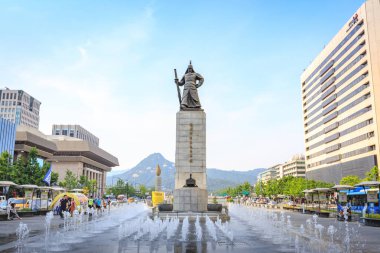 19 Haziran 2017 Gwanghwamun Plaza Amiral Yi heykeli ile