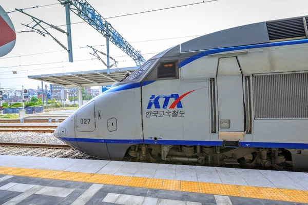 Jun 20, 2017 High speed bullet trains (KTX) and Korail trains st — Stock Photo, Image