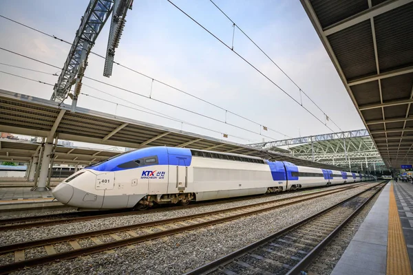 Jun 20, 2017 High speed bullet trains (KTX) and Korail trains st — Stock Photo, Image