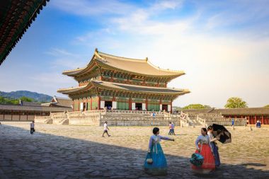 Geunjeongjeon, Gyeongbokgung Sarayı'nda taht Salonu 