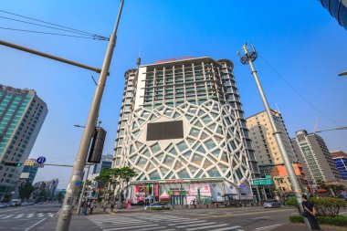 Cityscape Dongdaemun üzerinde 18 Haziran 2017. Bir reklam bu ve 