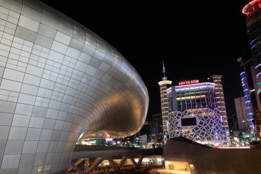 Dongdaemun alışveriş bölgesi üzerinde 18 Haziran 2017 yılında Seul c geceleri