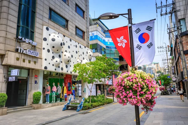 19 jun 2017 förvaras vid Apgujeong Rodeo Street i Seoul city, Sout — Stockfoto