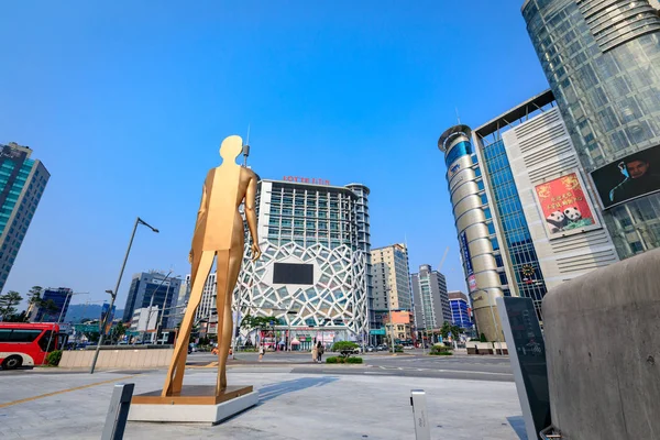 Cityscape of Dongdaemun on Jun 18, 2017. É um comercial e — Fotografia de Stock
