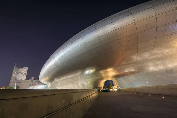 DDP, Dongdaemun Design Plaza το βράδυ στις 18 Ιουν 2017 σε Σεούλ, — Φωτογραφία Αρχείου