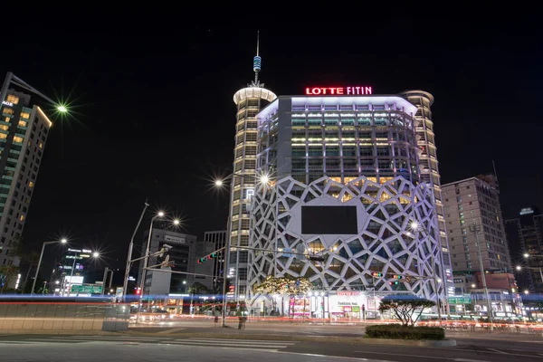 Dongdaemun Shopping district at Night on Jun 18, 2017 in Seul c — Fotografia de Stock