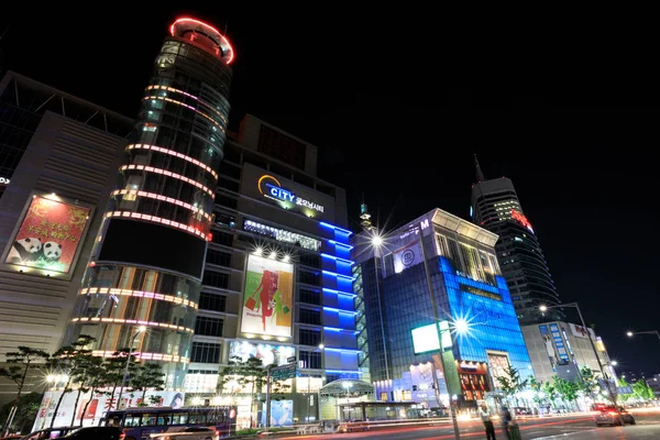 Dongdaemun Shopping district at Night on Jun 18, 2017 in Seul c — Fotografia de Stock