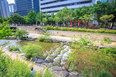 Seoul, Kore - 19 Haziran 2017 Cheonggyecheon akışı Seul, Kore