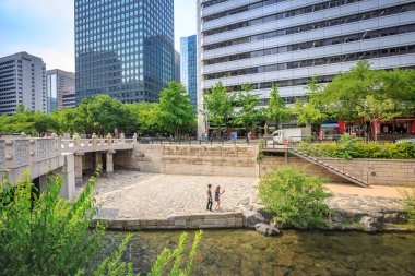 Seoul, Kore - 19 Haziran 2017 Cheonggyecheon akışı Seul, Kore