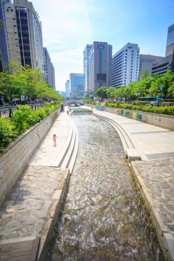 Seoul, Kore - 19 Haziran 2017 Cheonggyecheon akışı Seul, Kore