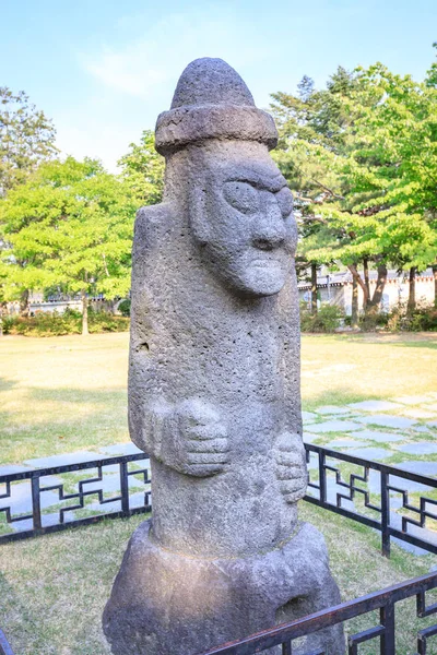 Ídolo de piedra - hareubang en la isla de Jeju en Corea del Sur — Foto de Stock