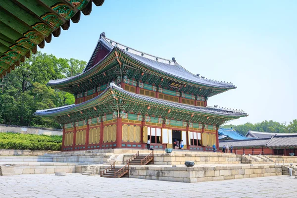 2017 年 6 月 17 日に韓国ソウル市内の昌徳宮 — ストック写真