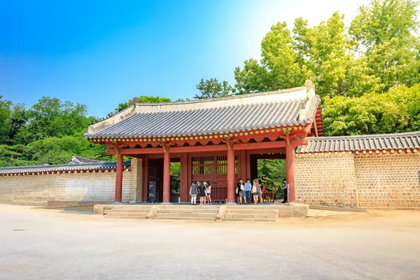 Portão de Santuário de Jongmyo no verão em Jun 17, 2017 em Seul, Coréia — Fotografia de Stock