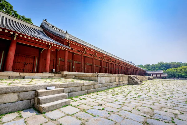 宗庙在夏天在 2017 年 6 月 17 日在韩国汉城-世界 — 图库照片