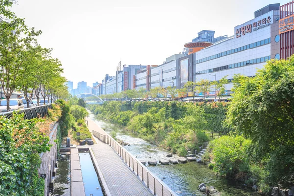 Petrusovahana Hwa oděvní trh vedle Cheonggyecheon Stream na Červen 1 — Stock fotografie