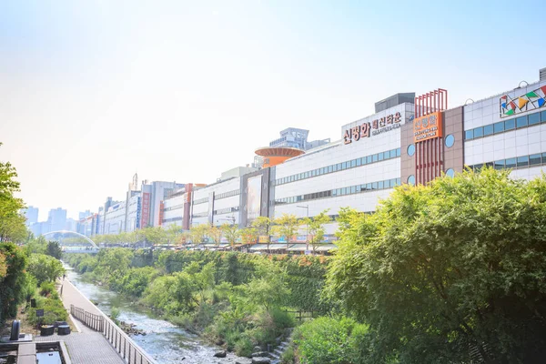 Pyoung Hwa Klädmarknad bredvid Cheonggyecheon Stream den Jun 1 — Stockfoto