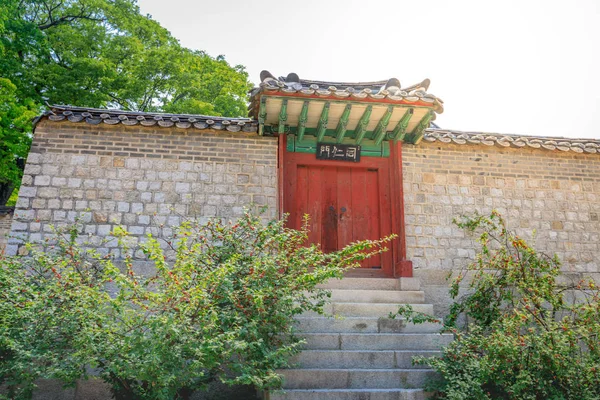 Changdeok Palace of Changdeokgung op 17 juni, 2017 in zomer zeeën — Stockfoto