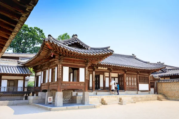 Changdeok Palace ou Changdeokgung em junho 17, 2017 em mares de verão — Fotografia de Stock