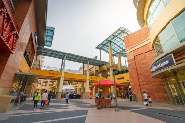 Adsız turist ve birçok marka Lotte Premium Outlet mağazalarında 