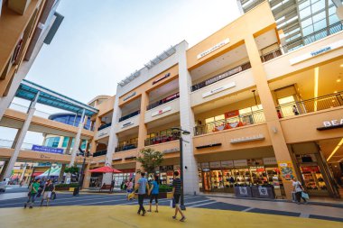 Adsız turist ve birçok marka Lotte Premium Outlet mağazalarında 
