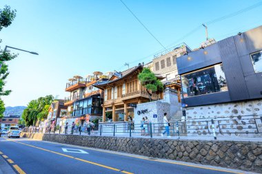 Adsız turist ve birçok mağazalarında Samcheong Dong Ju sokakta
