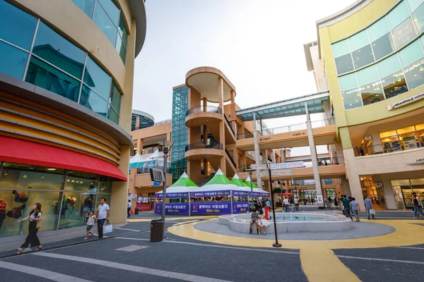 Sem título turistas e muitas lojas de marca em Lotte Premium Outlet — Fotografia de Stock