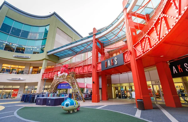 Adsız turist ve birçok marka Lotte Premium Outlet mağazalarında 