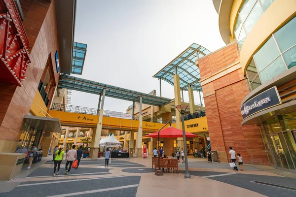 Sem título turistas e muitas lojas de marca em Lotte Premium Outlet — Fotografia de Stock