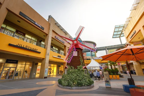 Adsız turist ve birçok marka Lotte Premium Outlet mağazalarında 