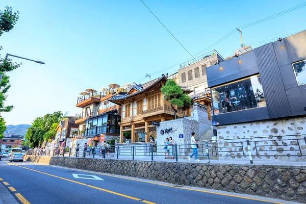 Untitled tourists and many stores at Samcheong Dong street on Ju — Stock Photo, Image