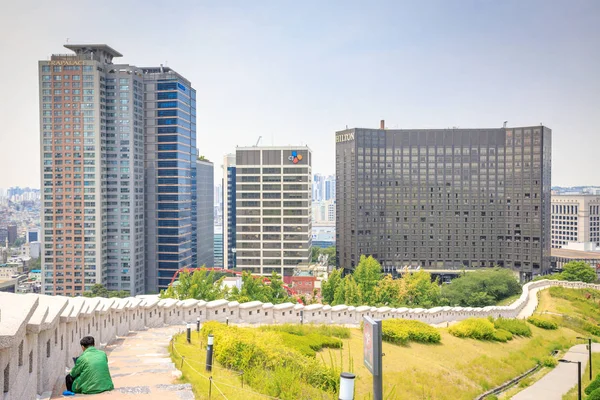 Fästning vägg av Seoul på Namsan Baekbeom Plaza 20 Jun 2017 — Stockfoto