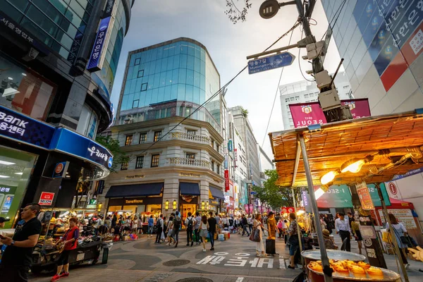 Zona comercial Myeongdong em 18 de junho de 2017, na cidade de Seul, Sout — Fotografia de Stock