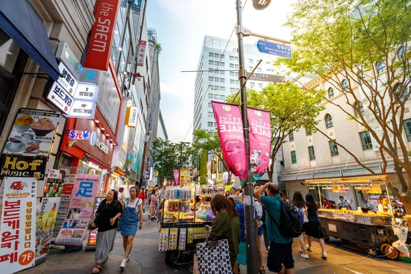 Myeongdong shopping district on juni 18, 2017 in seoul city, sout — Stockfoto