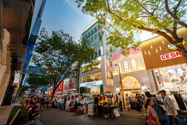 Myeongdong distrito comercial en Jun 18, 2017 en la ciudad de Seúl, Sout —  Fotos de Stock