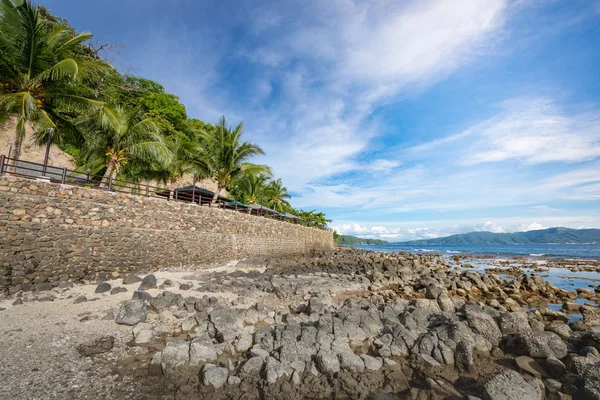 Пляж со скалами в Анилао, Батангас — стоковое фото