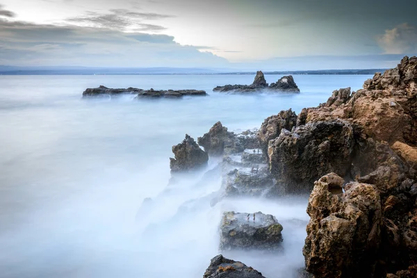 Imagem de longa exposição de uma praia rochosa — Fotografia de Stock