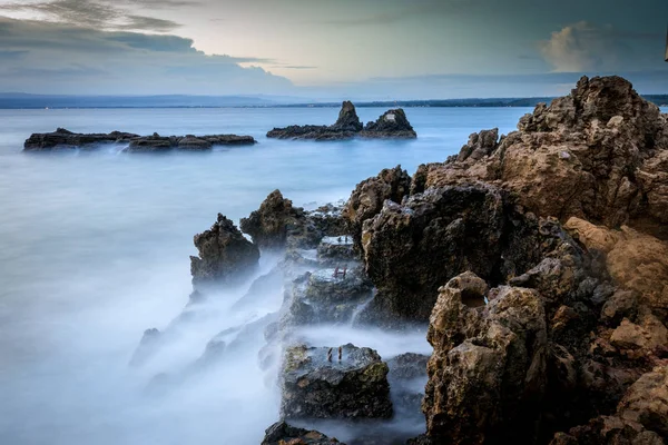 Imagem de longa exposição de uma praia rochosa — Fotografia de Stock