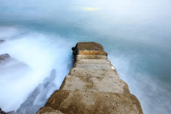 Escadas no mar em Anilao — Fotografia de Stock