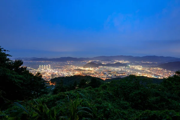 Cityscape de Gimhae à noite em Gyeongsangnam-do, Coreia do Sul — Fotografia de Stock